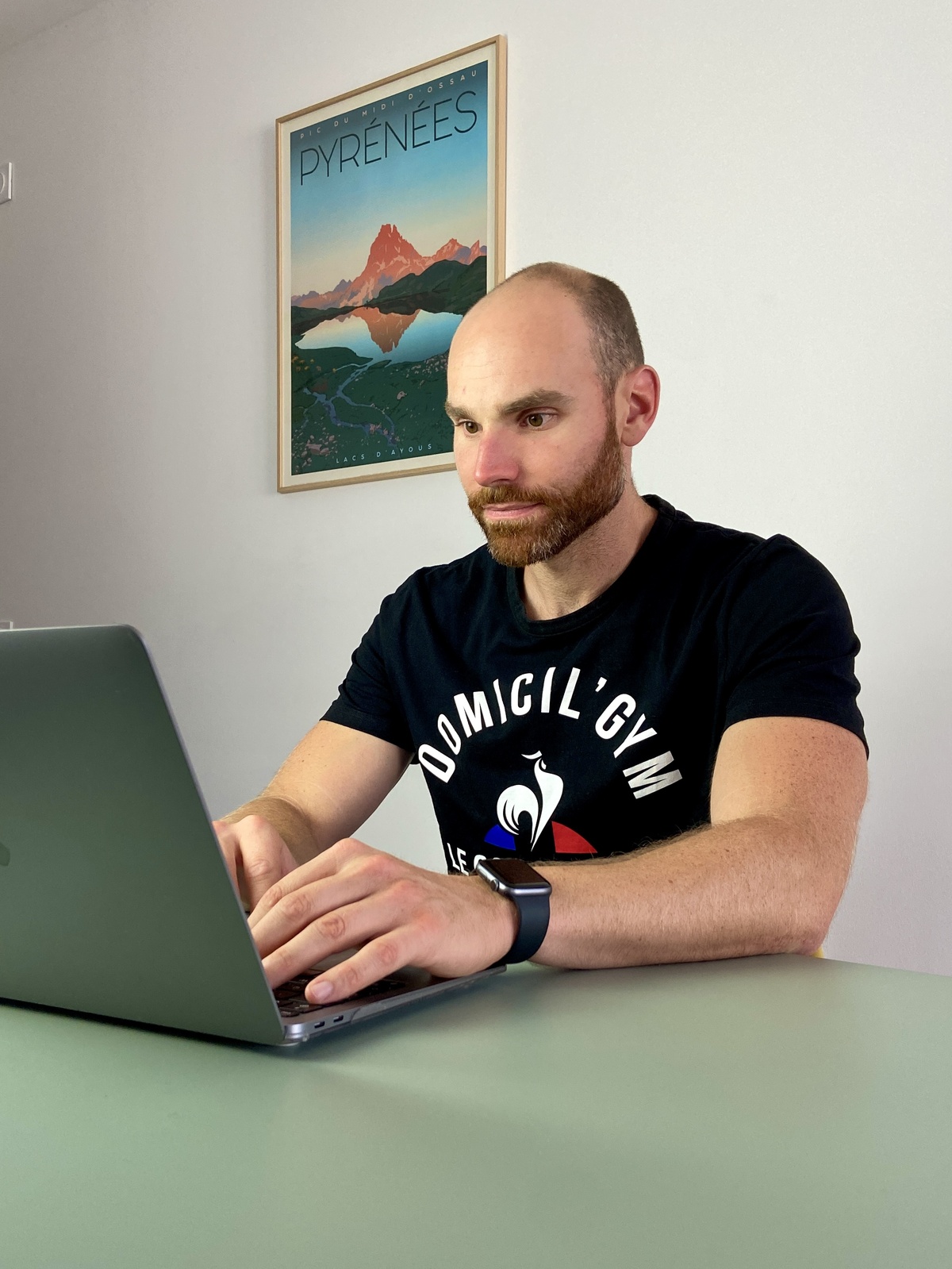 Rémy Reynaud en formation avce un t-shirt Domicil'Gym